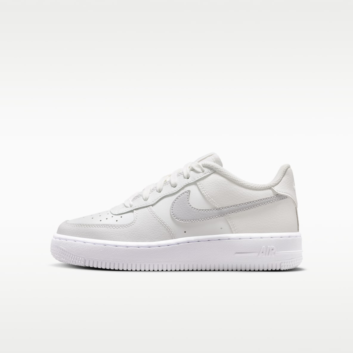 Kids White Air Force 1 Shoes. Nike.com